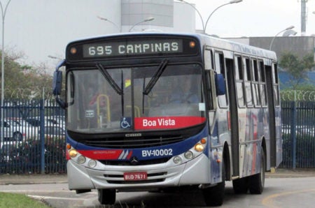 Moradores se arriscam ao descer de ônibus