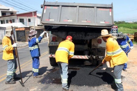 Prefeitura realiza Operação Tapa-Buraco e implanta lombada