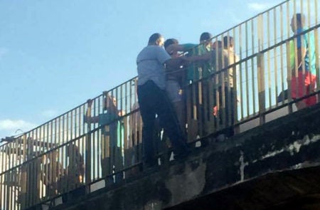 Senhora tenta suicídio pulando de viaduto