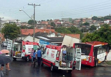 Acidente entre ônibus e caminhão deixa feridos