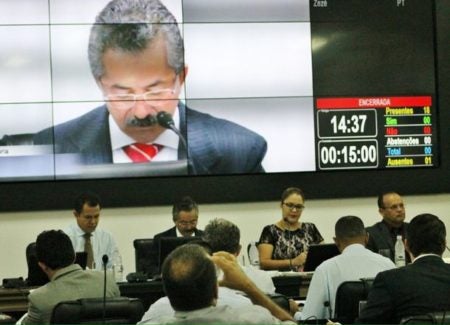 Sob pressão popular Vereadores revogam aumento salarial