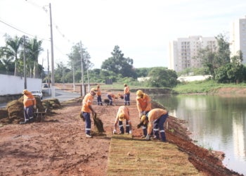 Entorno da Lagoa do Jd. Santa Clara do lago recebe plantio de grama