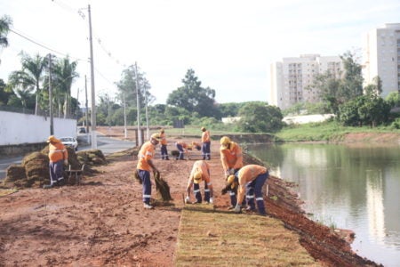 Entorno da Lagoa do Jd. Santa Clara do lago recebe plantio de grama