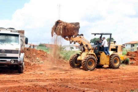 Prefeitura realiza ação de limpeza no entorno da Emei Jardim Novo Cambuí