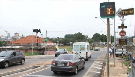Trem colide com carro em Hortolândia
