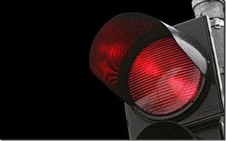 Motorista avança semaforo e causa acidente