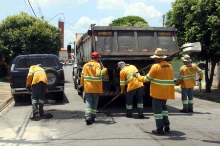 Prefeitura realiza Operação Tapa-Buraco e implanta lombada