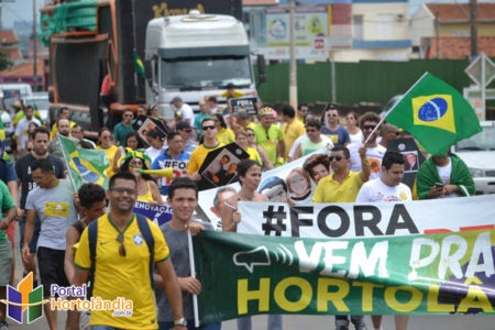 Manifestantes se reúnem em Hortolândia na manhã deste domingo(13)