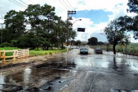Chuva intensa deixa diversos pontos de alagamentos.