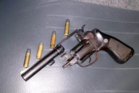 Homem é flagrado com arma em posto de combustíveis