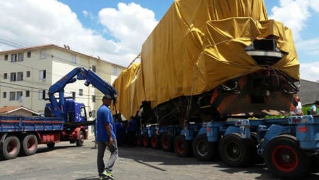 Carreta com trem quase tomba no Minda