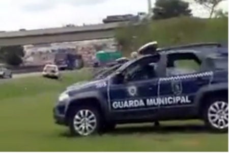 Perseguição de veiculo roubado termina em colisão