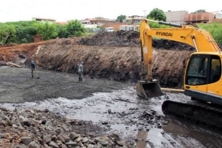Obra de drenagem da rua do Amanda avança