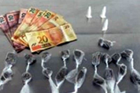 Engoliu cocaína para fugir do flagrante e passou mal.