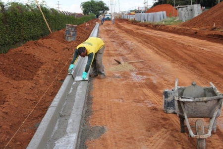 Trecho em obras na avenida da Emancipação recebe calçamento