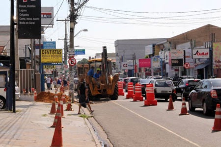 Pedestres devem ficar atentos durante obras na rua Luiz Camilo de Camargo