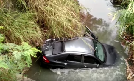 MOTORISTA PERDE CONTROLE DO CARRO E CAI EM CÓRREGO