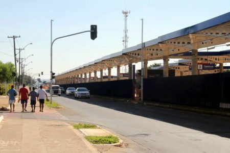 Avenida Olivio Franscenchini ganha novos semáforos na altura da estação de transferência Pinheiros