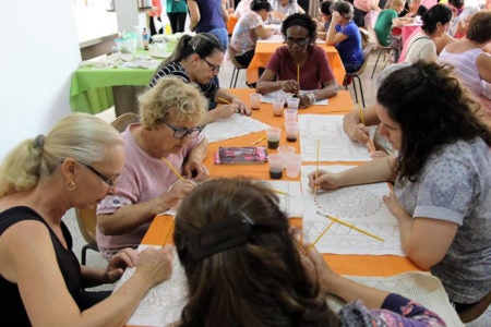 Prefeitura oferece oficinas de artesanato com materiais naturais