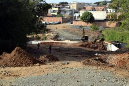 Obra de prolongamento da rua Augusto dos Anjos avança