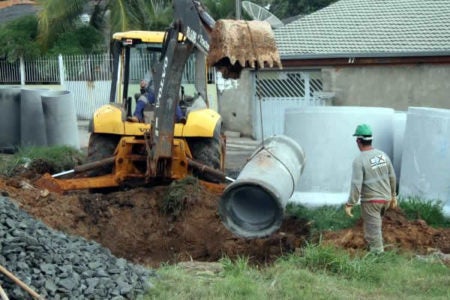 Seguem obras de asfalto no Parque Perón