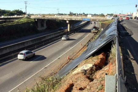 Prefeitura monitora situação no km 6 da Rodovia SP 101