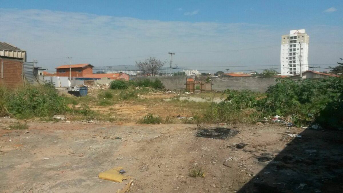 Terreno abandonado vira motivo de preocupação no Jardim Rosolem