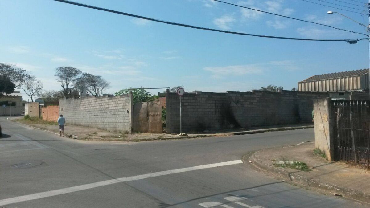 Terreno abandonado vira motivo de preocupação no Jardim Rosolem