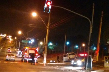 Bombeiros são acionados em acidente na Av. Olívio Francischini