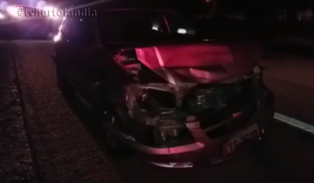 ACIDENTE ENTRE MOTO E 4 CARROS DEIXA UMA PESSOA FERIDA NA NOITE DESSE DOMINGO