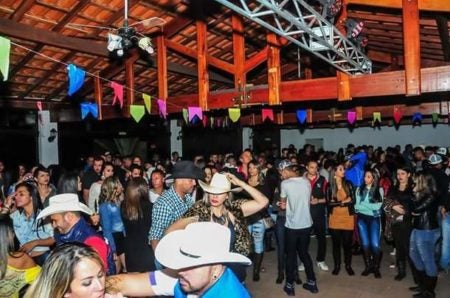 Arraial Sertanejo reúne mais de 500 pessoas
