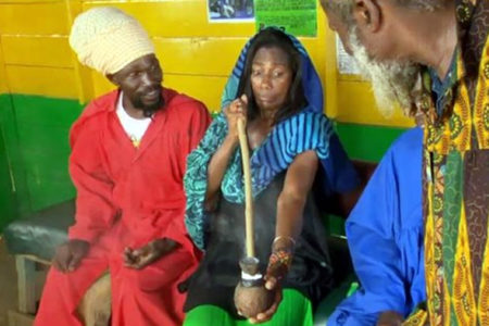 Reporter da Globo fuma maconha em programa