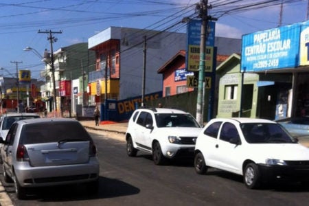 Carros estacionados na Luiz Camilo de Camargo podem ser multados