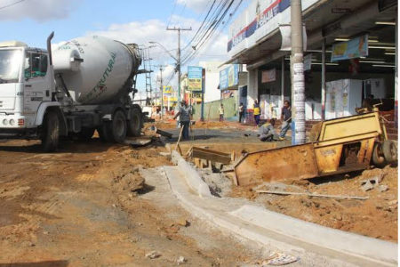 Primeiro trecho de revitalização na rua  Luiz Camilo de Camargo recebe  guias e calçada