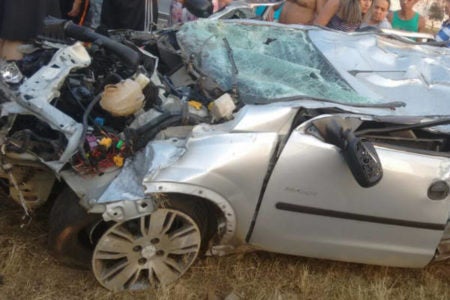 Carro capota em acidente na SP 101