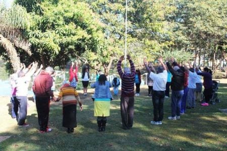 Voluntários da AD Hortolândia orientam idosos sobre atividades físicas