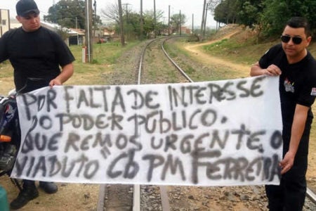 Manifestantes protestam para que viaduto saia do papel