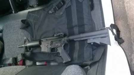 Homem é preso exibindo fuzil em bar no Jardim do Lago