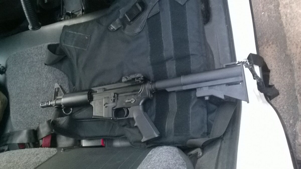 Homem é preso exibindo fuzil em bar no Jardim do Lago