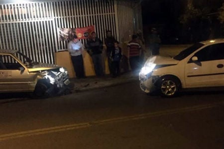 Colisão frontal no Minda deixa uma pessoa ferida