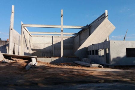 Placa de concreto de 10 toneladas desaba e faz vitima fatal