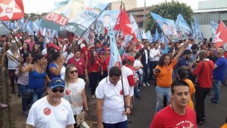 Candidatos pelo PT reduzem a imagem do partido em campanha