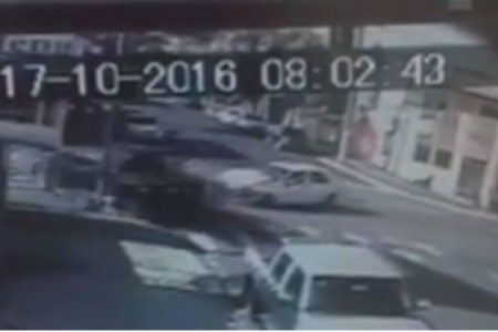 Vídeo mostra acidente em um cruzamento de Hortolandia