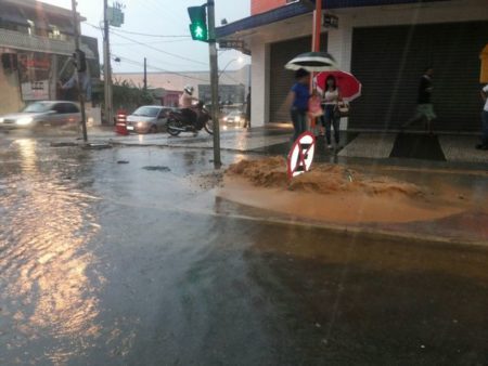 Chuva deixa centro parcialmente alagado