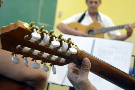 Cursos gratuitos de violão popular e viola caipira