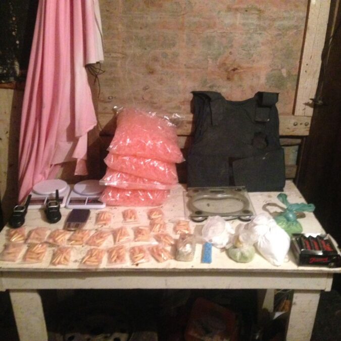 Adolescente é detido com drogas sintéticas, munições, coletes e rádios comunicadores