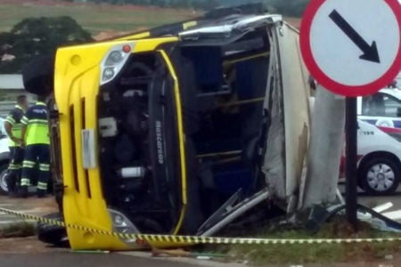Micro-ônibus escolar capota com adolescentes em Monte Mor