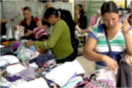Voluntários se mobilizam para doar 10 mil peças de roupas