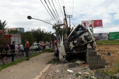 Caminhão perde freio e colide contra poste na Olívio Francischini