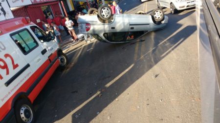 Carro capota após colisão, no Jardim Minda